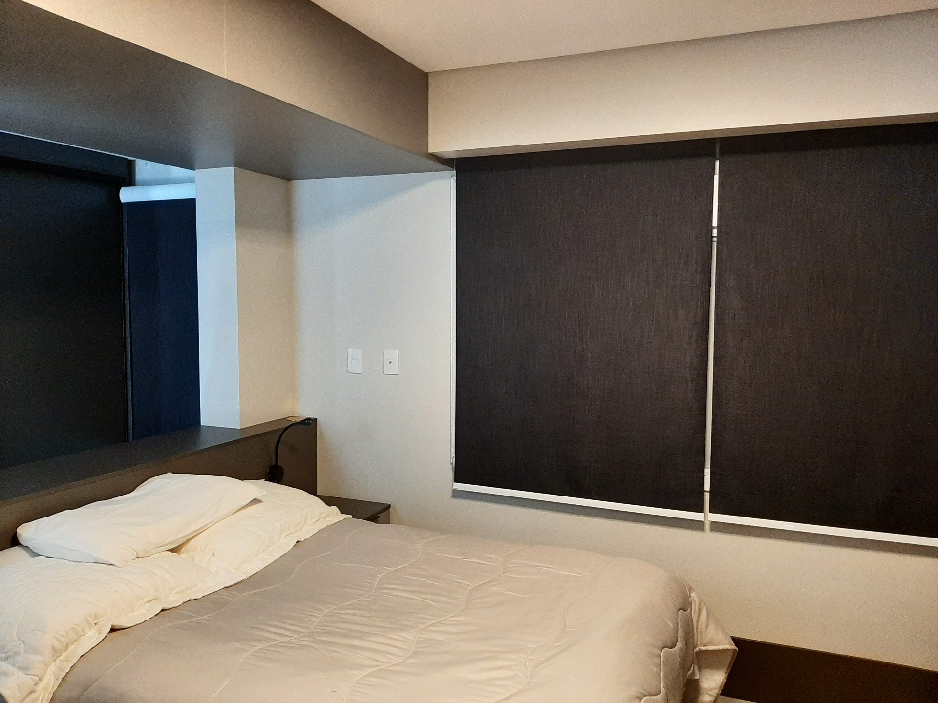 Quarto com cortinas blackout bloqueando a luz