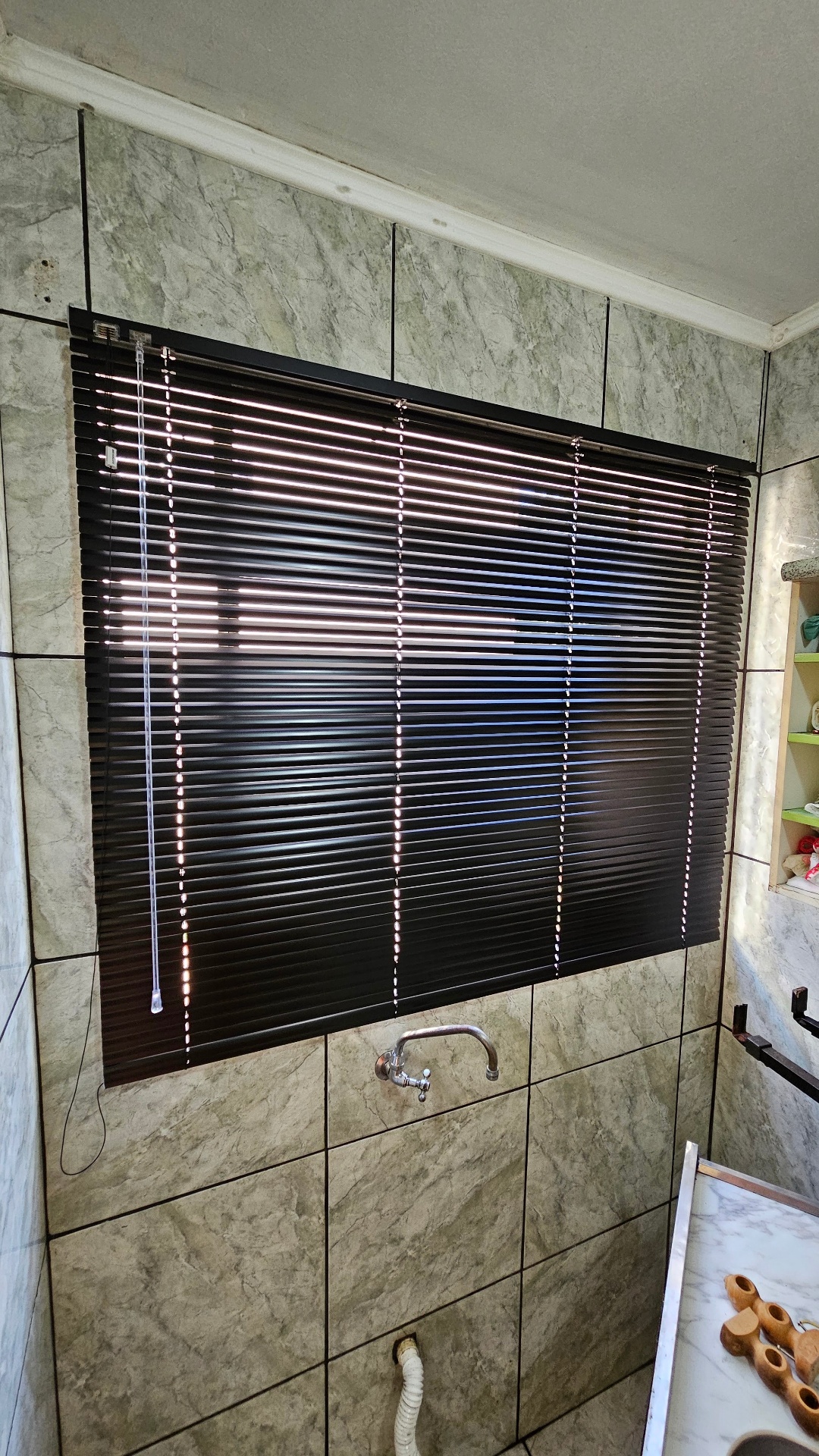 Persianas sob medida em janela residencial moderna