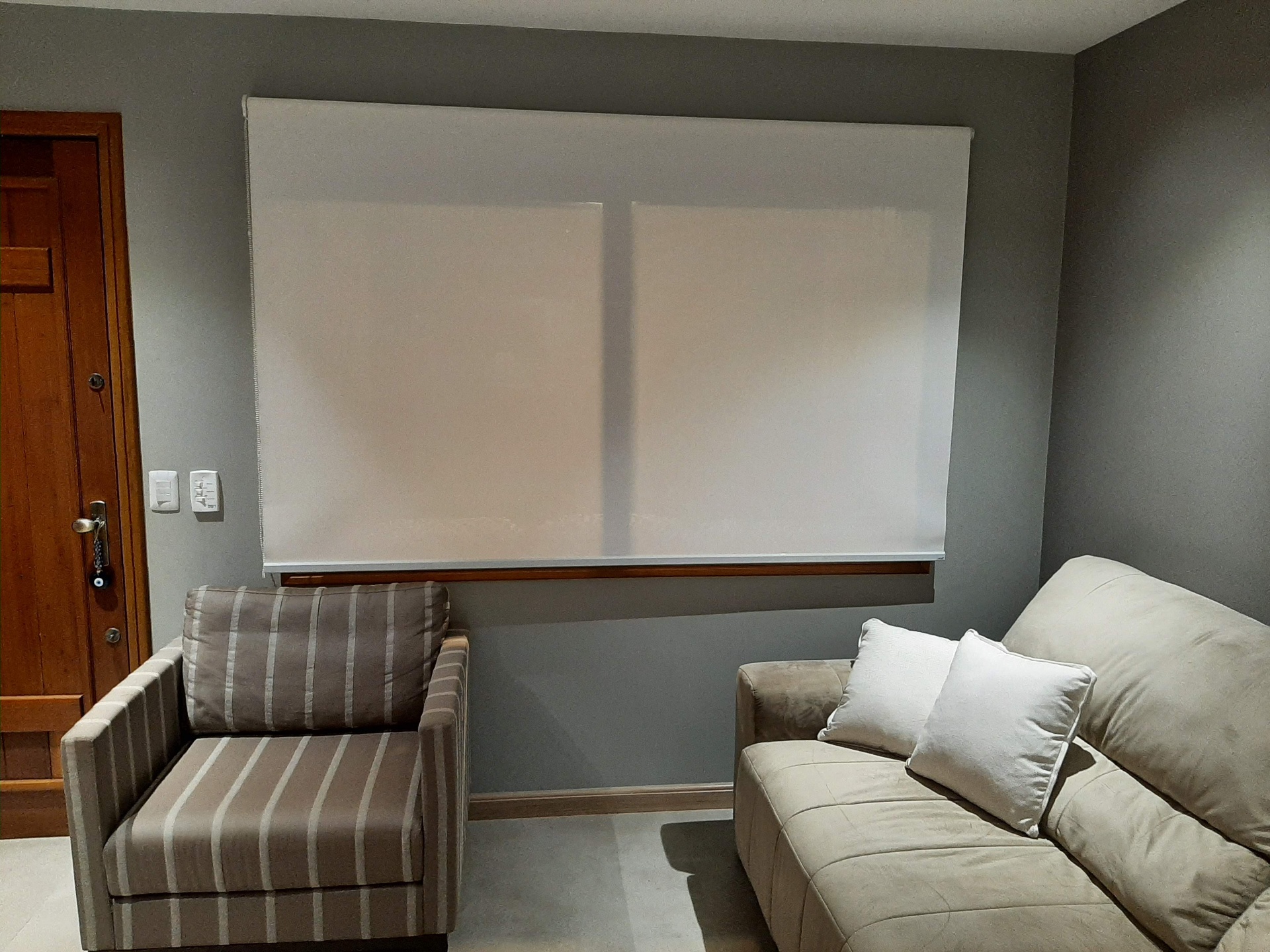 Sala moderna em Porto Alegre com cortinas e persianas sob medida da Persitelas