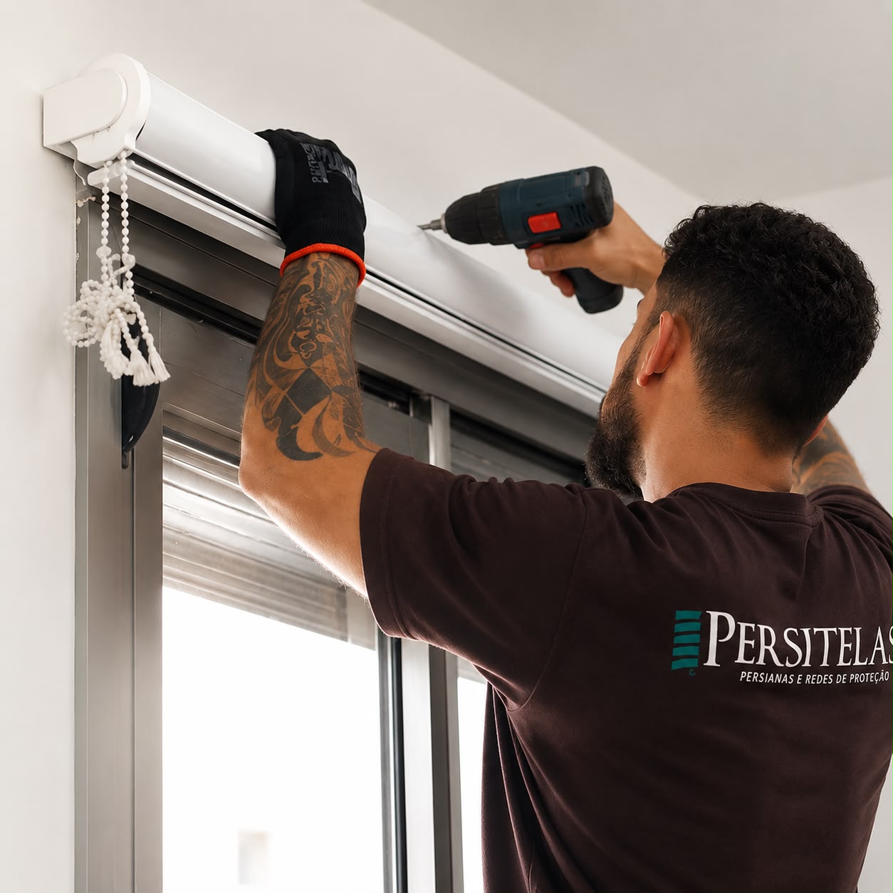 Técnico realizando manutenção de persianas