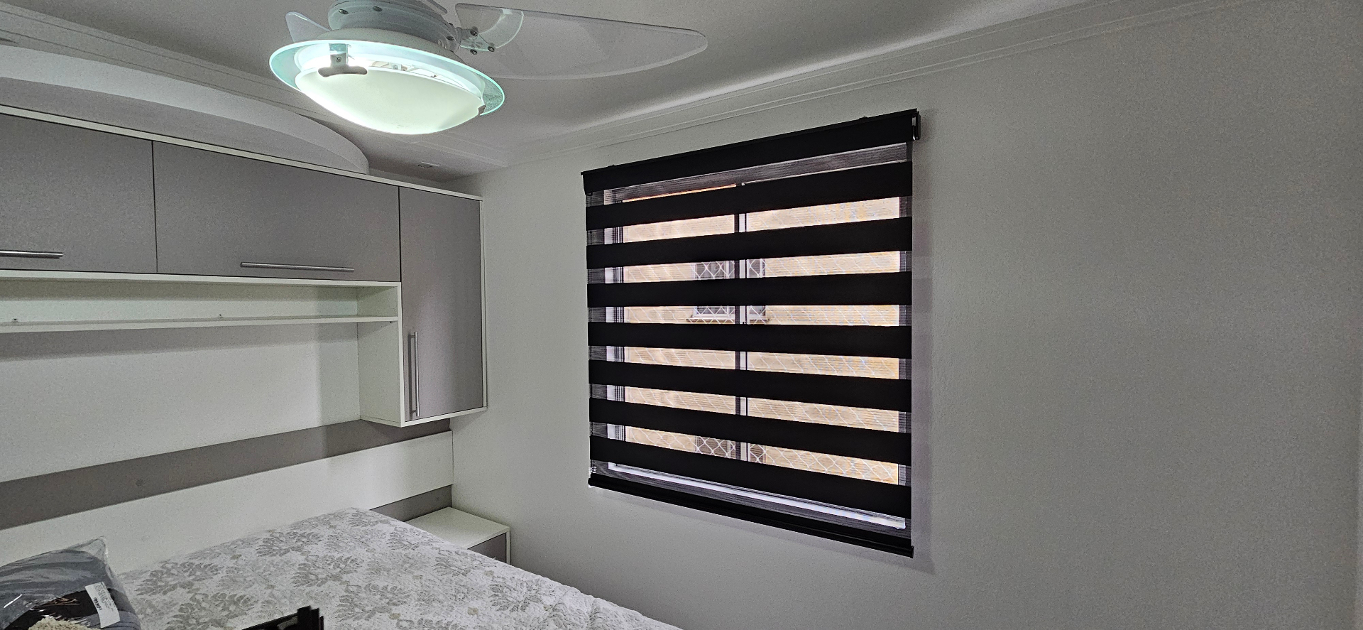 Cortinas sob medida em quarto elegante